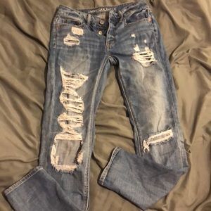 american eagle distressed tomgirl jeans. size 00